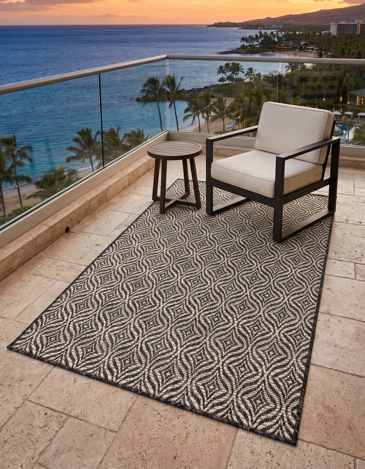 Detail image of 3' x 5' 3 Easy-Clean Lattice Indoor / Outdoor Rug