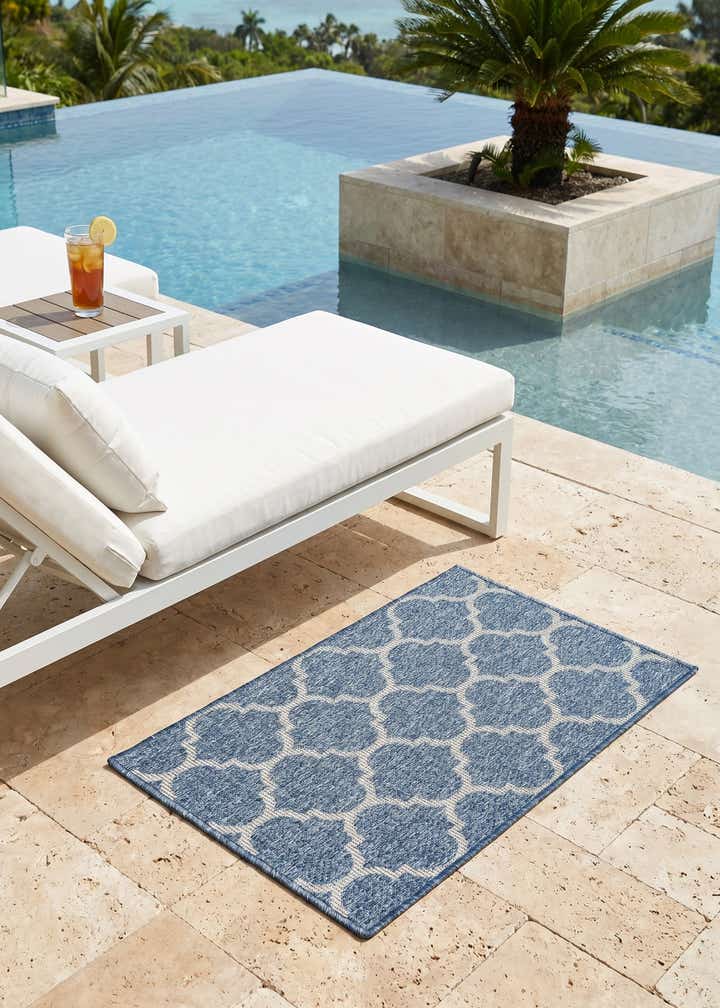 2' x 3' Easy-Clean Lattice Indoor / Outdoor Rug
