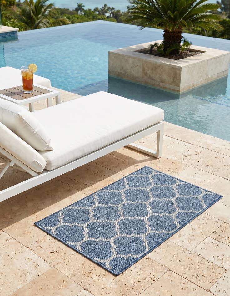 Detail image of 2' x 3' Easy-Clean Lattice Indoor / Outdoor Rug