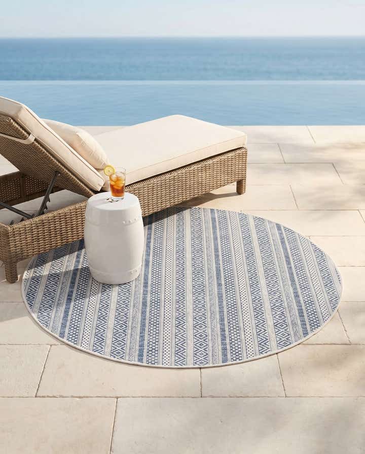 4' x 4' Easy-Clean Ribbon Indoor / Outdoor Round Rug