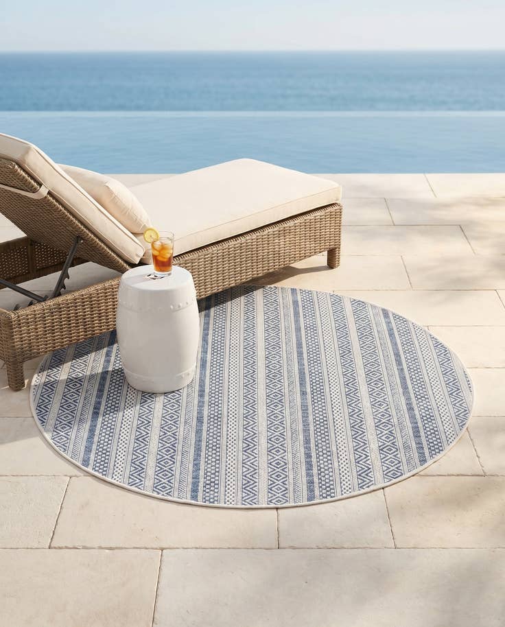 Detail image of 4' x 4' Easy-Clean Ribbon Indoor / Outdoor Round Rug