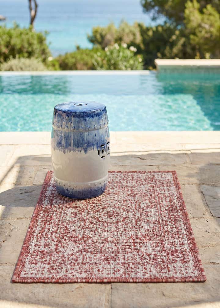 2' x 3' 1 Easy-Clean Traditional Indoor / Outdoor Rug