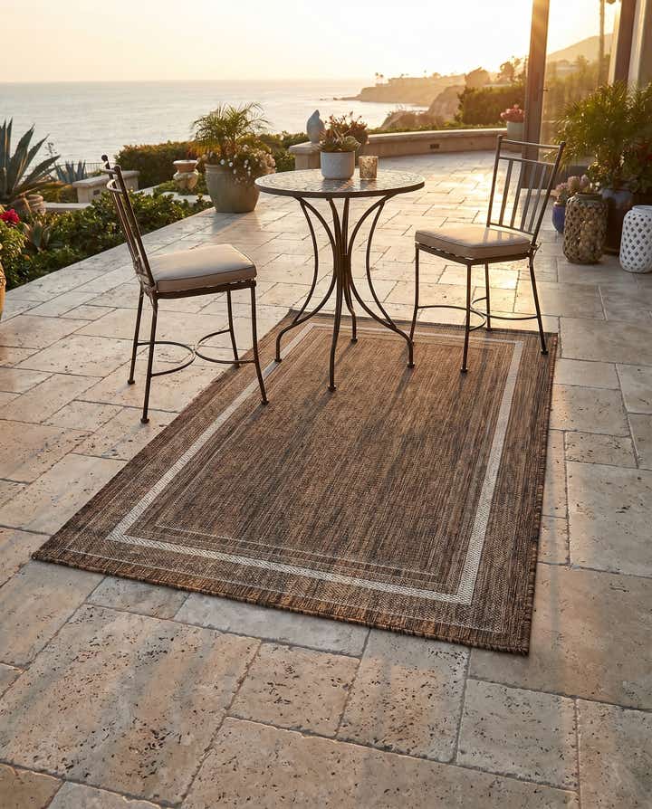 3' 1 x 5' 3 Easy-Clean Border Indoor / Outdoor Rug