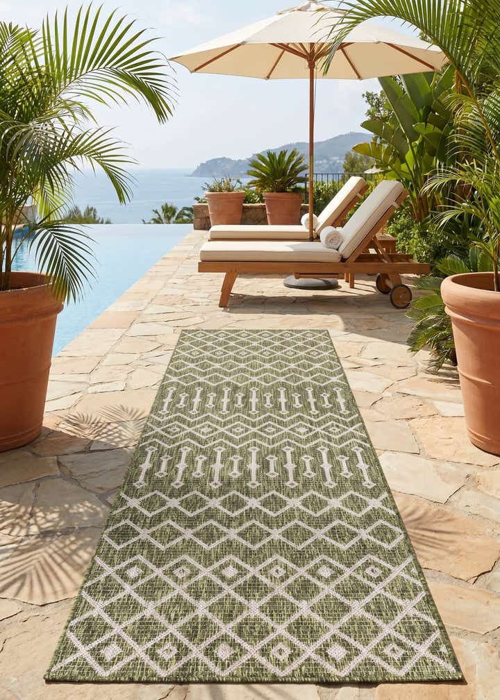 2' x 8' Easy-Clean Lattice Indoor / Outdoor Runner Rug