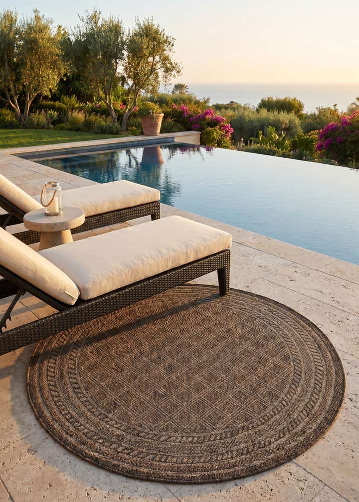 5' 1 x 5' 1 Easy-Clean Trellis Indoor / Outdoor Round Rug