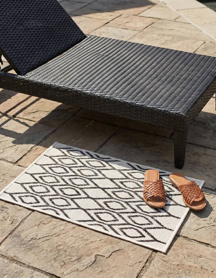 Detail image of 2' x 3' Easy-Clean Jill Zarin Turks and Caicos Indoor / Outdoor Rug