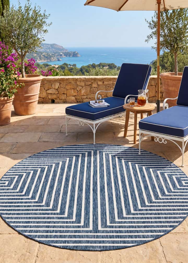 7' 10 x 7' 10 Easy-Clean Modern Indoor / Outdoor Round Rug