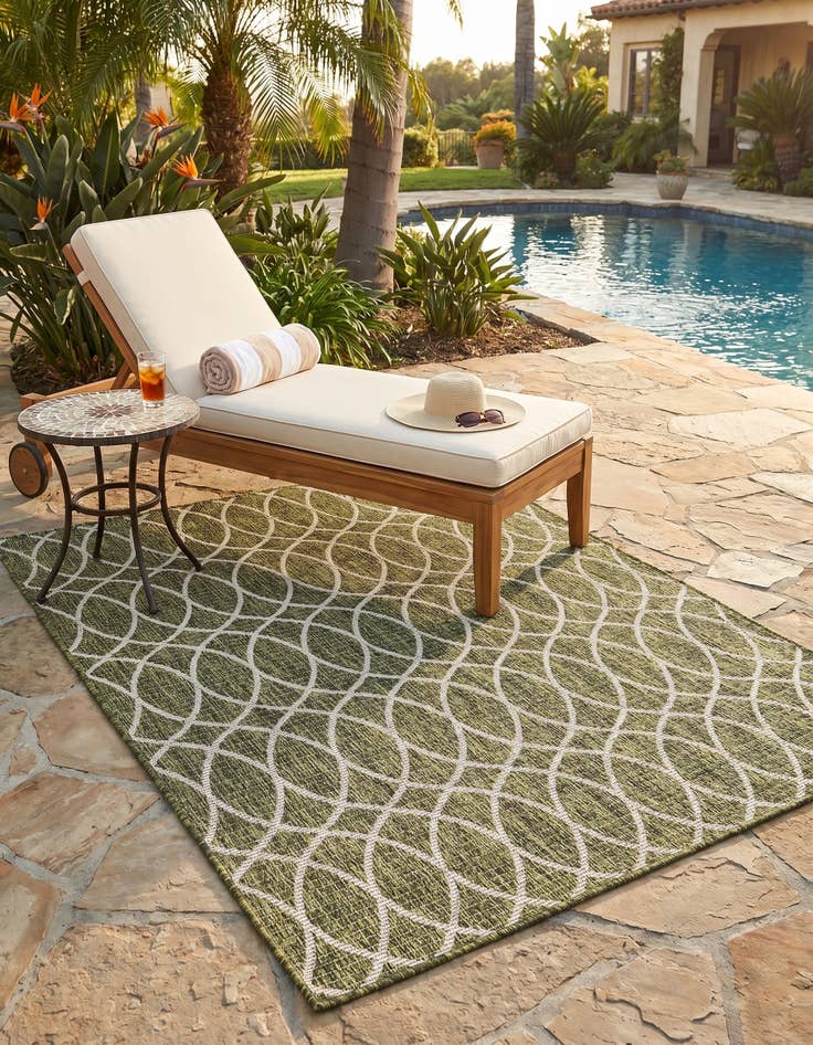 Detail image of 4' x 6' Easy-Clean Trellis Indoor / Outdoor Rug