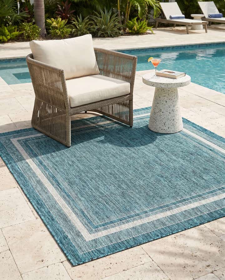 5' 3 x 5' 3 Easy-Clean Border Indoor / Outdoor Square Rug