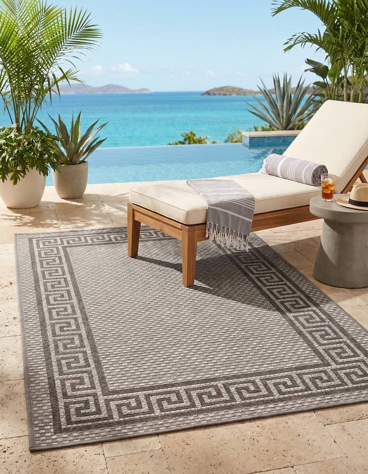Detail image of 3' 3 x 5' Easy-Clean Border Indoor / Outdoor Rug