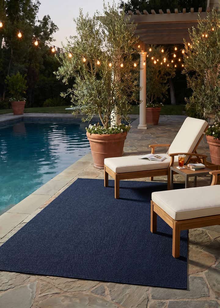 6' 1 x 9' Easy-Clean Solid Indoor / Outdoor Rug
