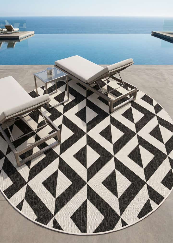 7' x 7' Easy-Clean Jill Zarin Indoor / Outdoor Round Rug