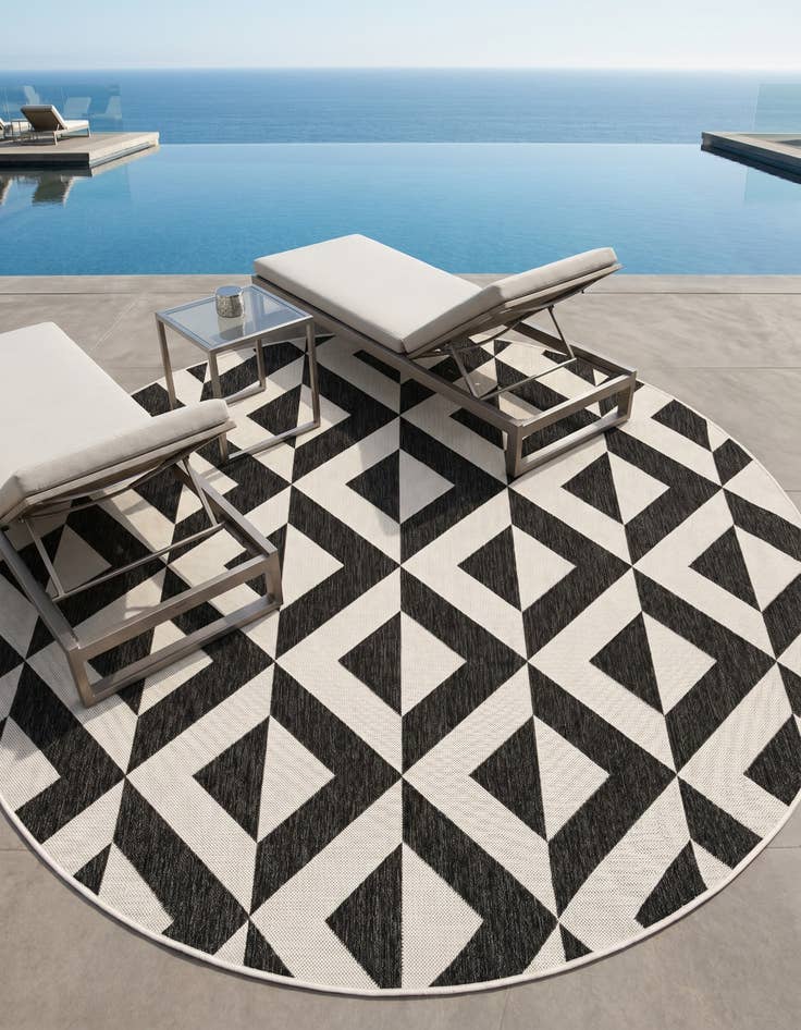 Detail image of 7' x 7' Easy-Clean Jill Zarin Indoor / Outdoor Round Rug