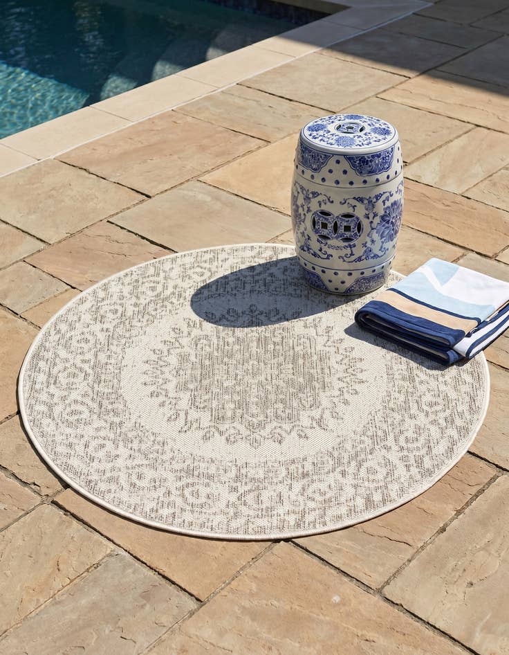 Detail image of 3' x 3' Easy-Clean Traditional Indoor / Outdoor Round Rug
