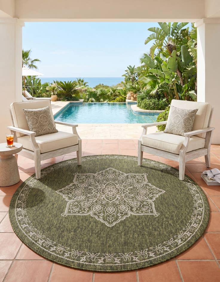 Detail image of 6' x 6' Easy-Clean Traditional Indoor / Outdoor Round Rug