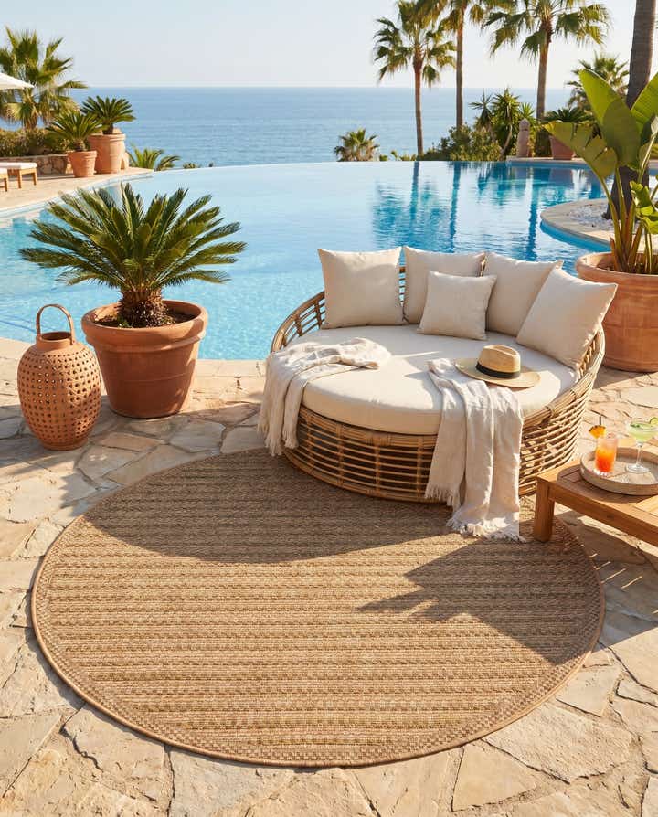 5' 3 x 5' 3 Easy-Clean Border Indoor / Outdoor Round Rug