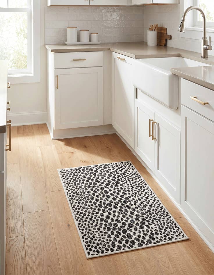 Detail image of 2' x 3' Easy-Clean Jill Zarin Cape Town Indoor / Outdoor Rug