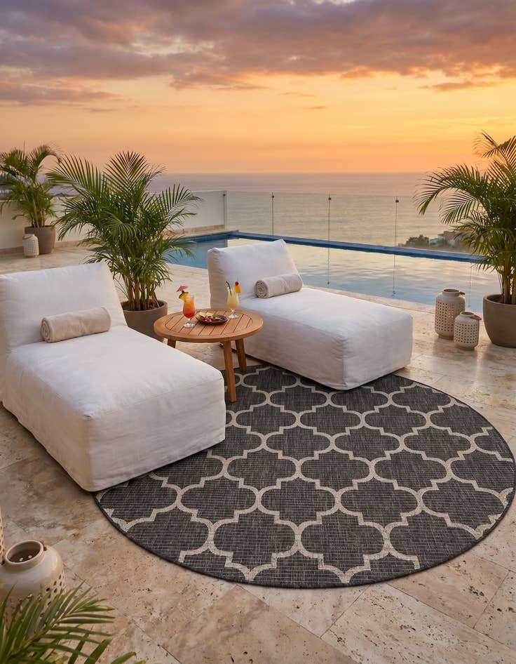 Detail image of 6' x 6' Easy-Clean Trellis Indoor / Outdoor Round Rug