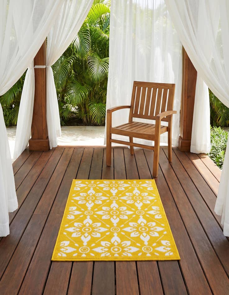 Detail image of 2' x 3' Easy-Clean Trellis Indoor / Outdoor Rug