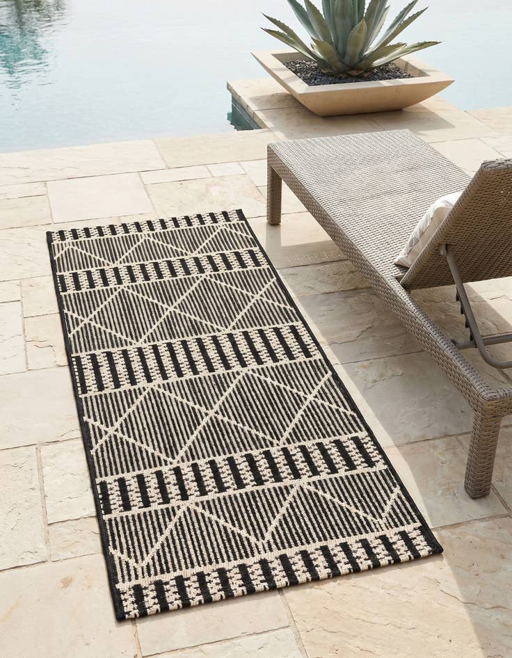 Detail image of 2' x 4' Easy-Clean Lattice Indoor / Outdoor Runner Rug