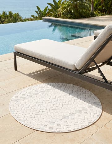 Ivory Easy-Clean Trellis Textured Indoor / Outdoor Round Rug