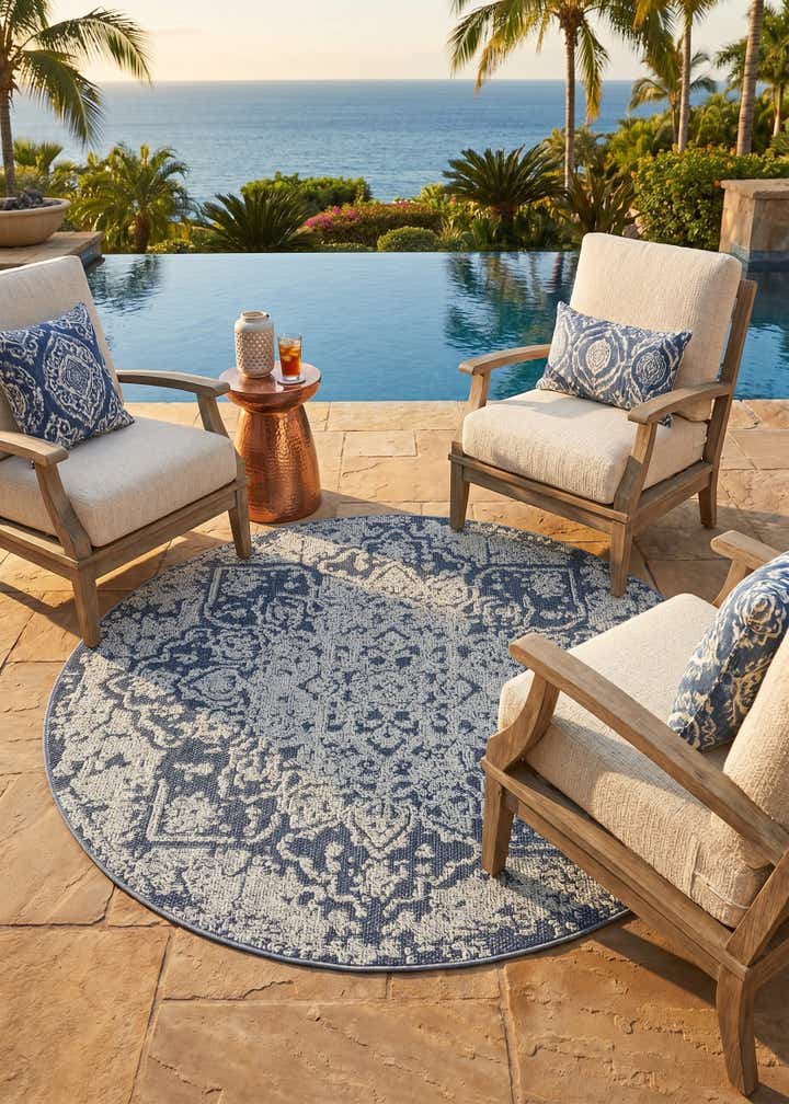 5' 3 x 5' 3 Easy-Clean Traditional Indoor / Outdoor Round Rug