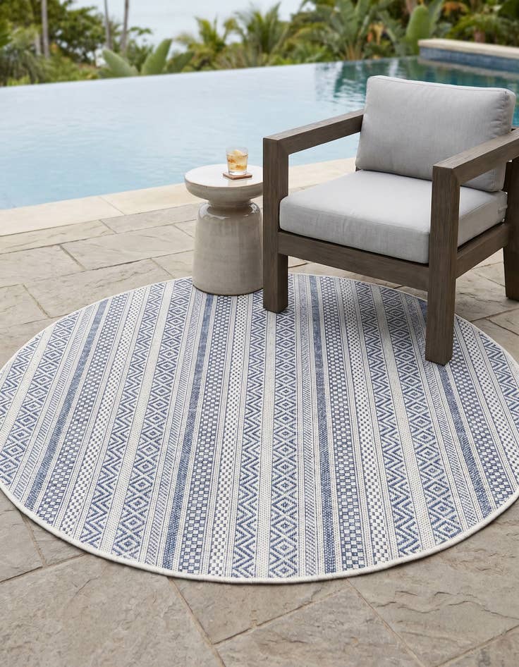 Detail image of 4' x 4' Easy-Clean Striped Indoor / Outdoor Round Rug