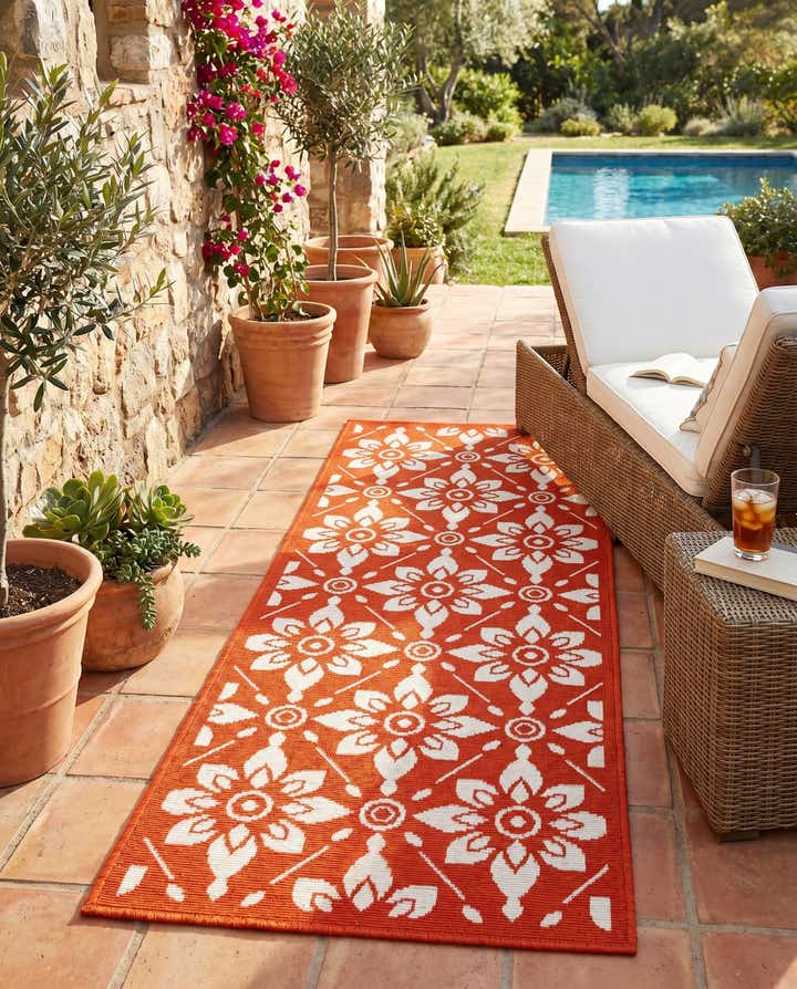 2' x 5' Easy-Clean Lattice Indoor / Outdoor Runner Rug