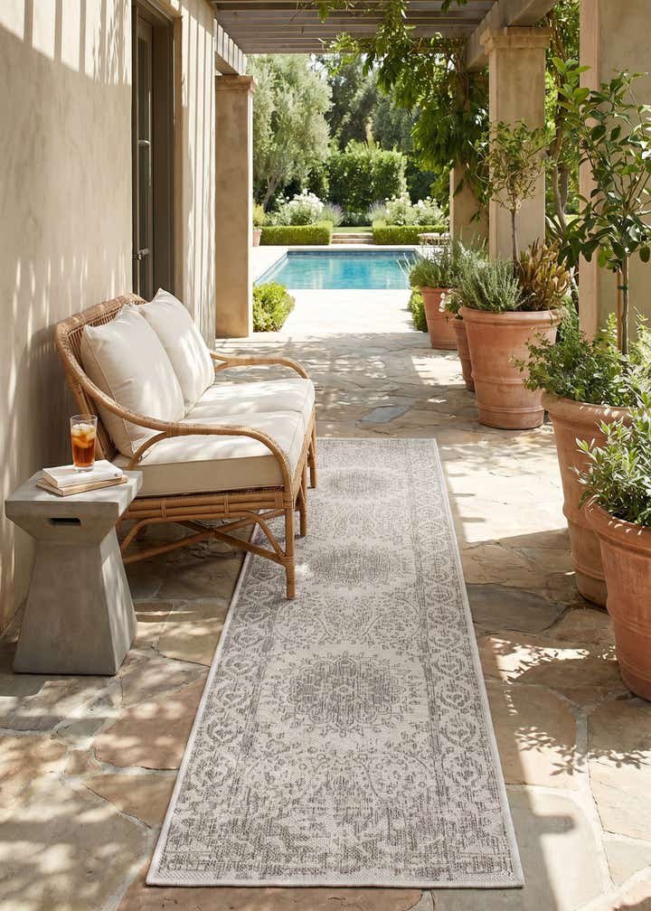 2' x 8' Easy-Clean Traditional Indoor / Outdoor Runner Rug