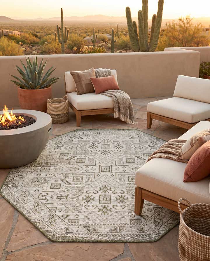 5' 3 x 5' 3 Easy-Clean Aztec Indoor / Outdoor Octagon Rug