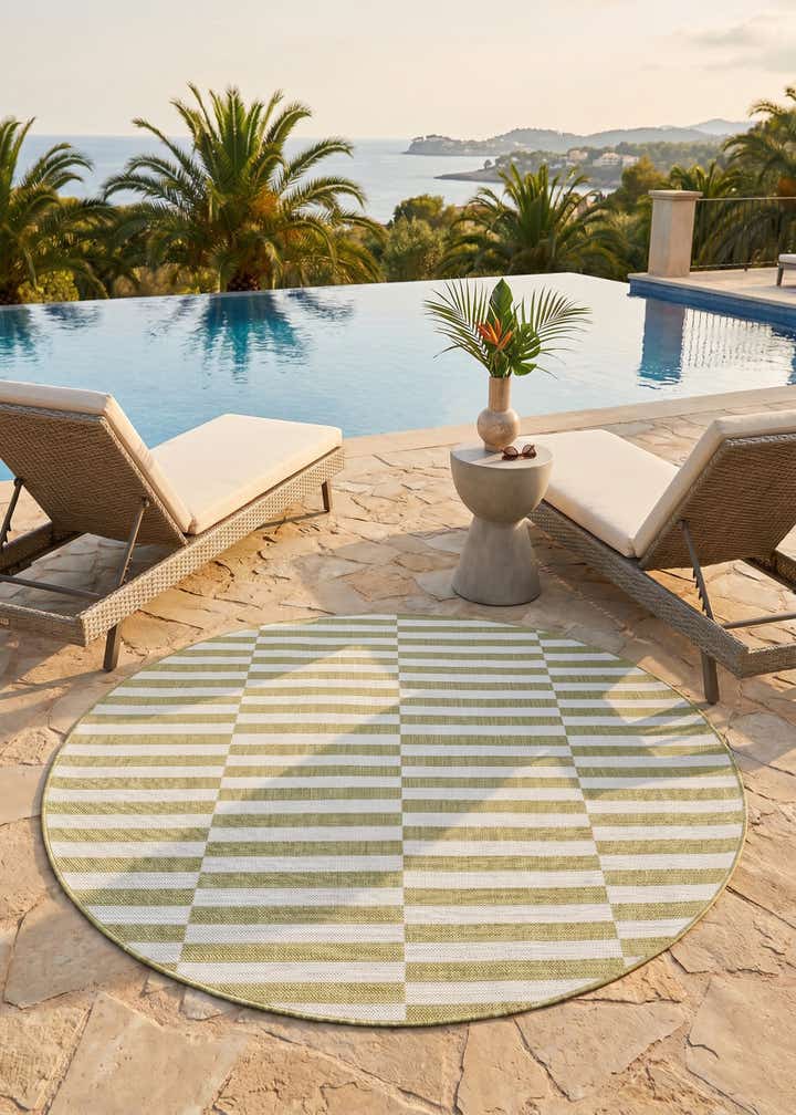 5' 3 x 5' 3 Easy-Clean Striped Indoor / Outdoor Round Rug
