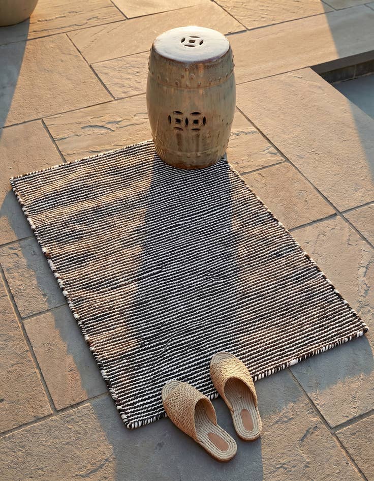 Detail image of 2' 2 x 3' 1 Easy-Clean Jill Zarin Palm Springs Indoor / Outdoor Rug