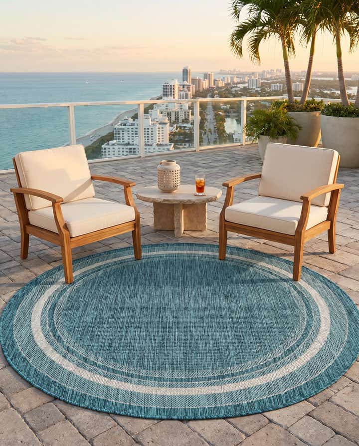 5' 3 x 5' 3 Easy-Clean Border Indoor / Outdoor Round Rug