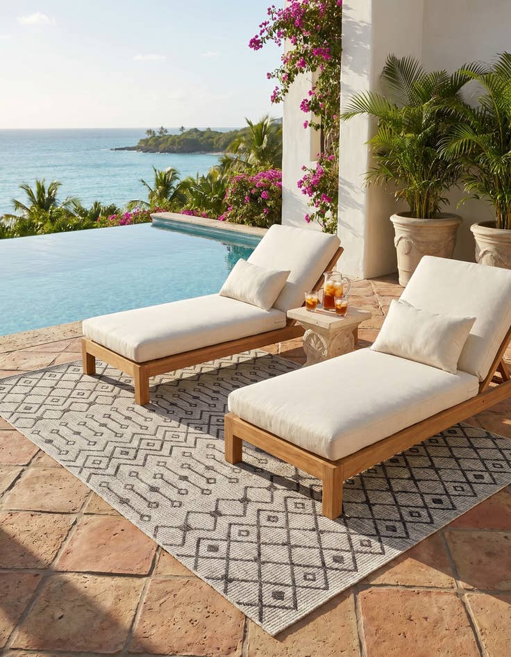 Detail image of 6' x 9' Easy-Clean Lattice Indoor / Outdoor Rug