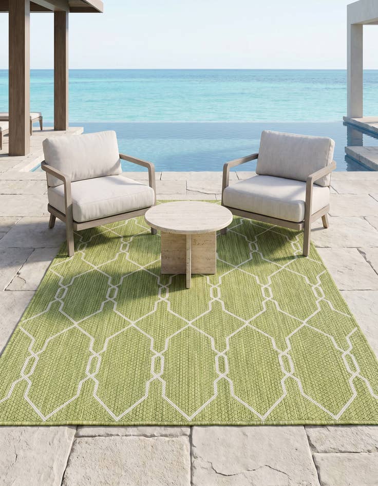 Detail image of 4' x 6' Easy-Clean Lattice Indoor / Outdoor Rug