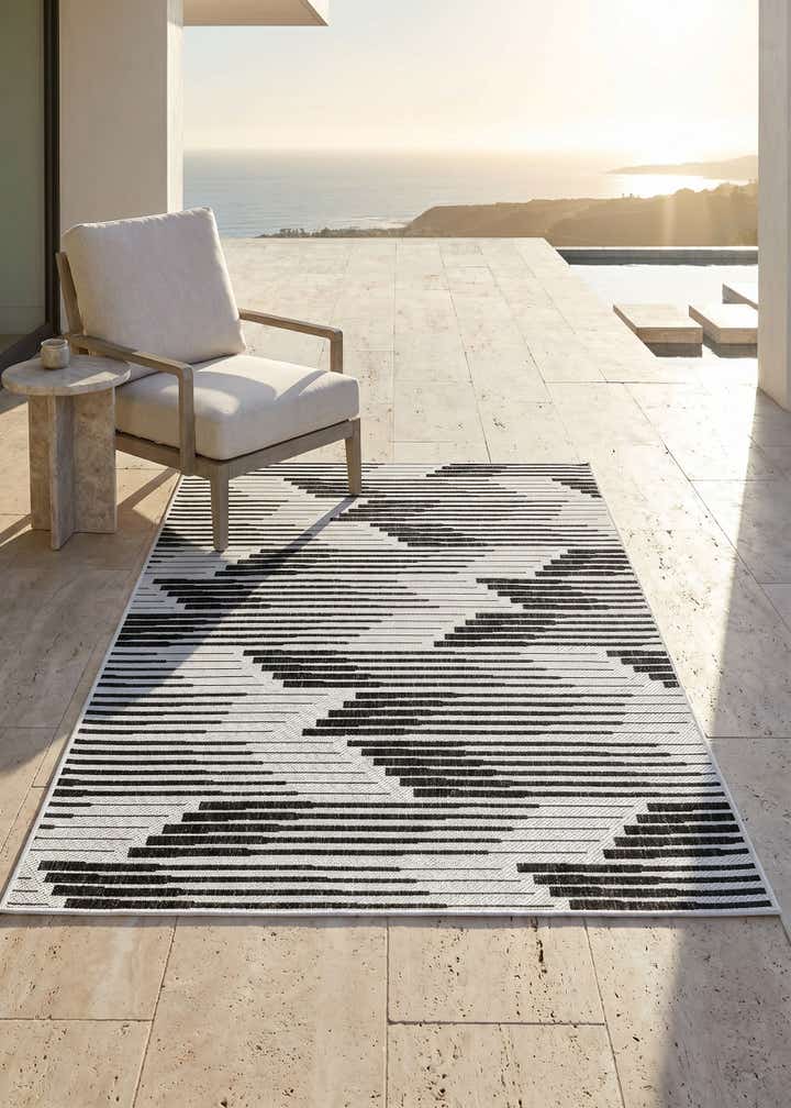 4' x 6' Easy-Clean Modern Indoor / Outdoor Rug