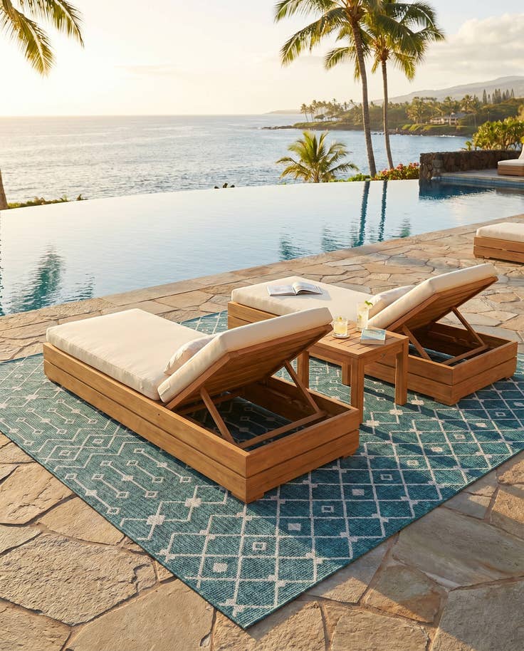 Detail image of 7' 10 x 10' Easy-Clean Lattice Indoor / Outdoor Rug