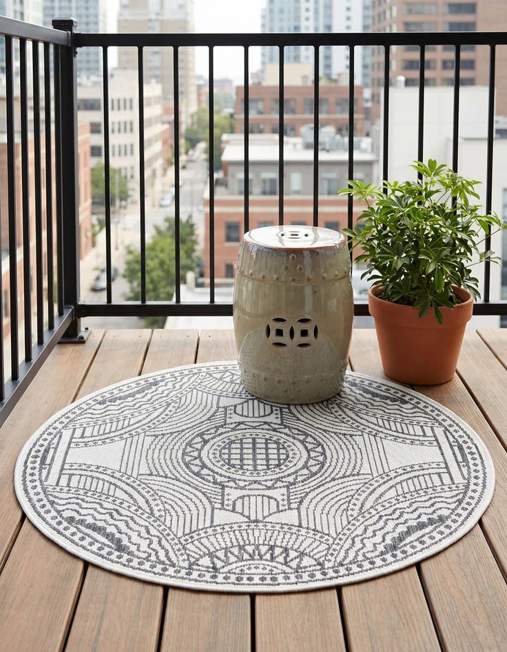Detail image of 3' 1 x 3' 1 Easy-Clean Traditional Indoor / Outdoor Round Rug