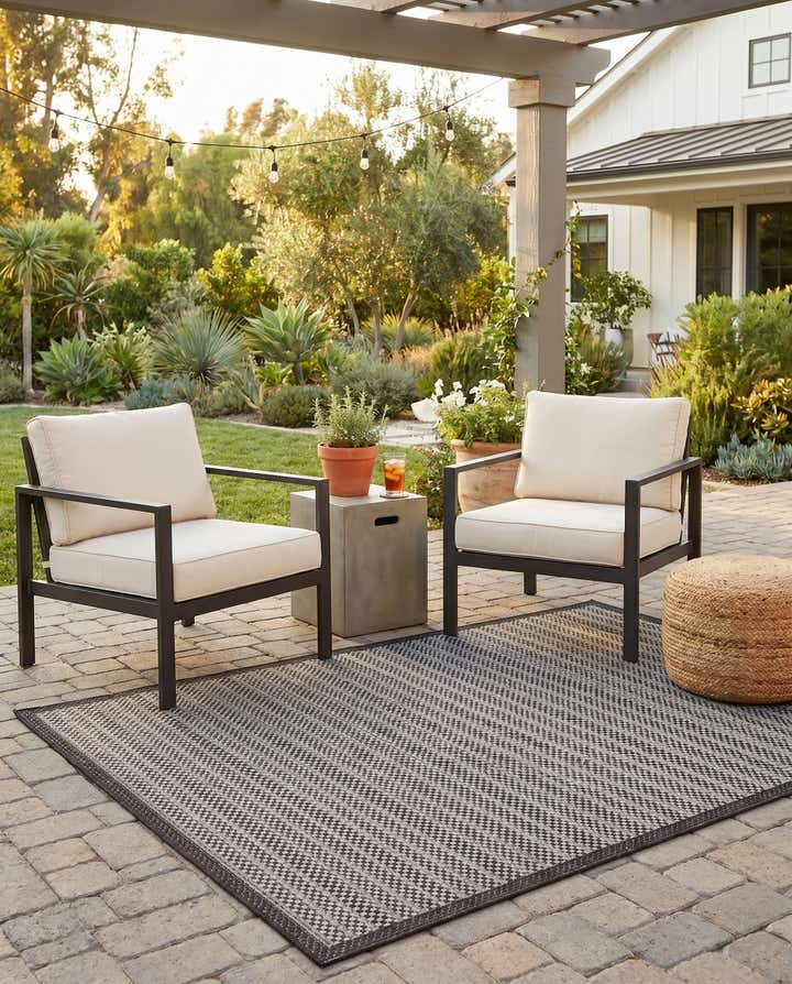 5' 3 x 8' Easy-Clean Border Indoor / Outdoor Rug