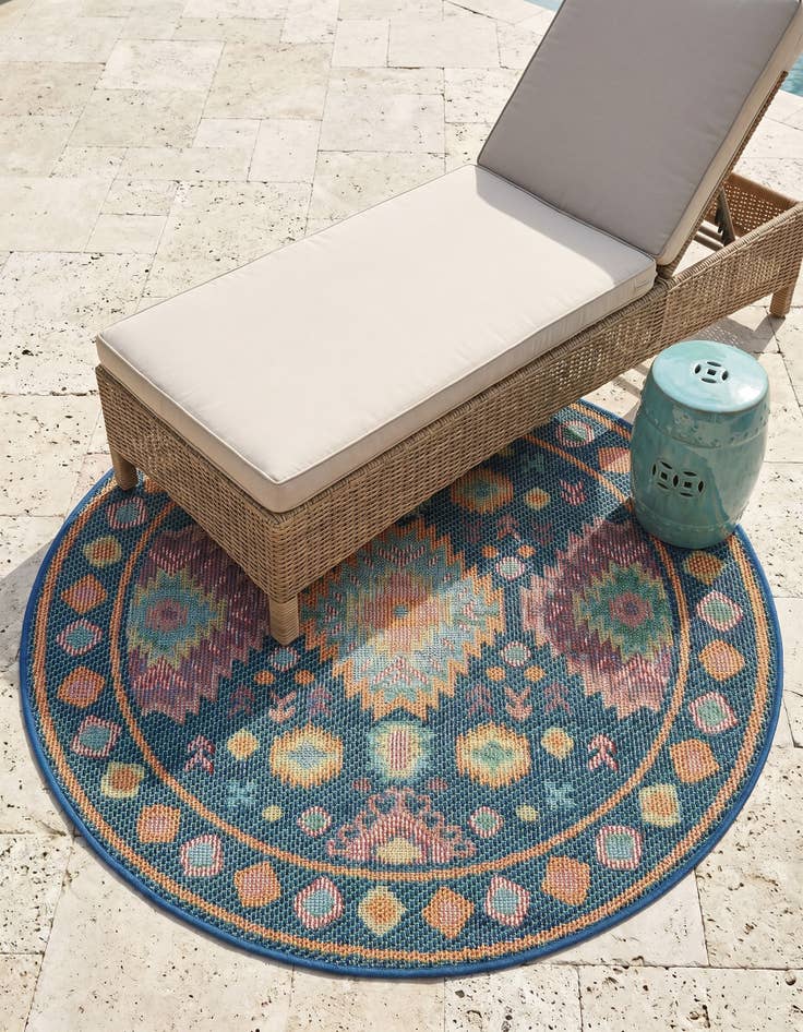 Detail image of 4' 1 x 4' 1 Easy-Clean Baja Indoor / Outdoor Round Rug
