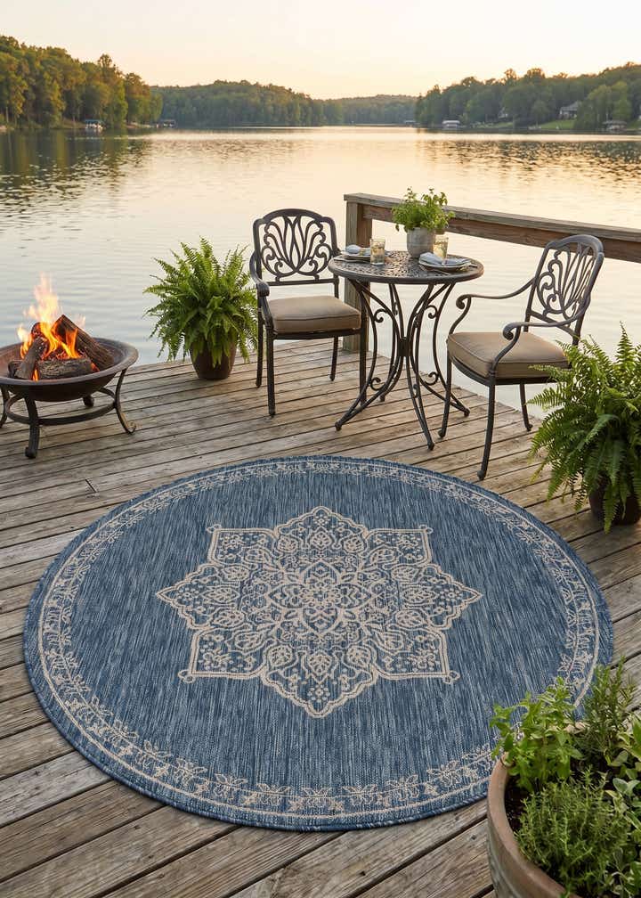 5' 3 x 5' 3 Easy-Clean Traditional Indoor / Outdoor Round Rug