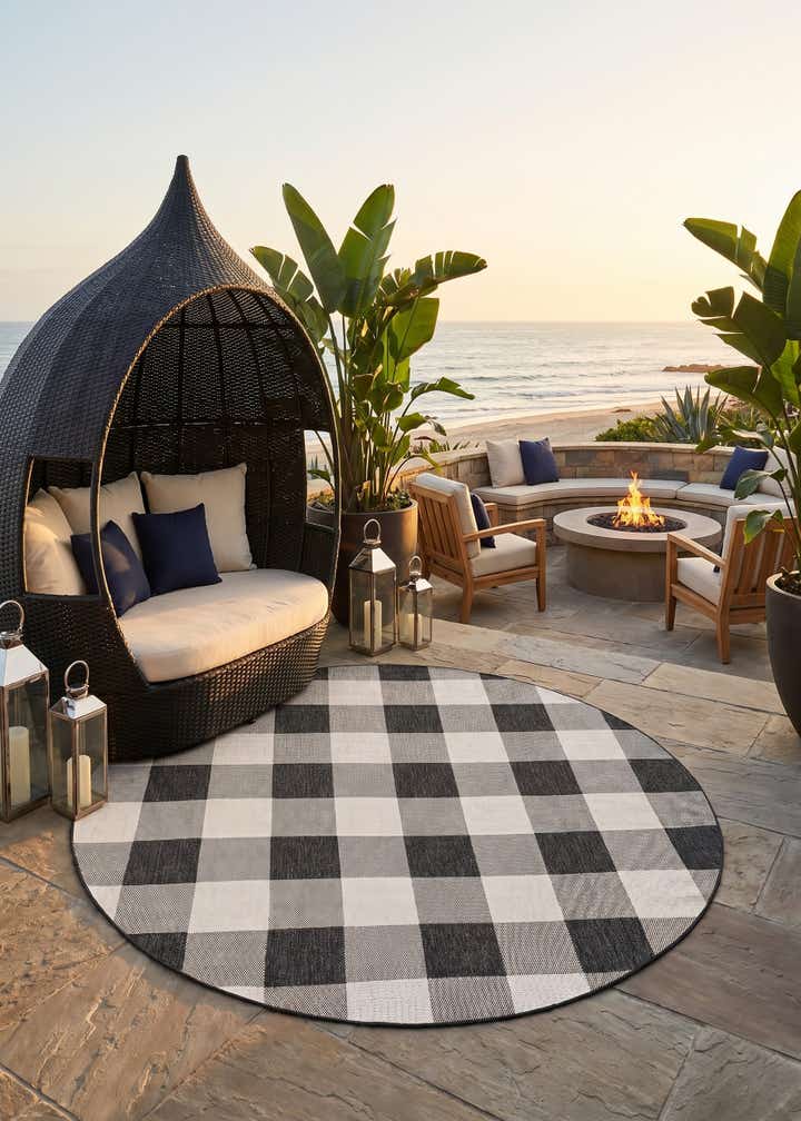 7' 10 x 7' 10 Easy-Clean Checkered Indoor / Outdoor Round Rug