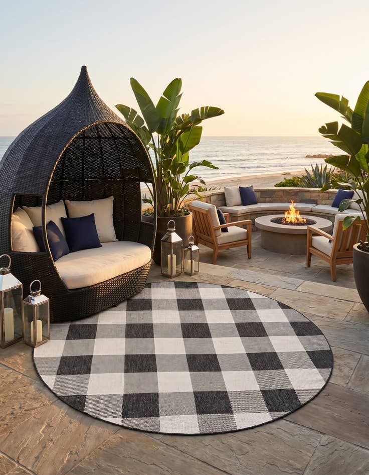 Detail image of 7' 10 x 7' 10 Easy-Clean Checkered Indoor / Outdoor Round Rug