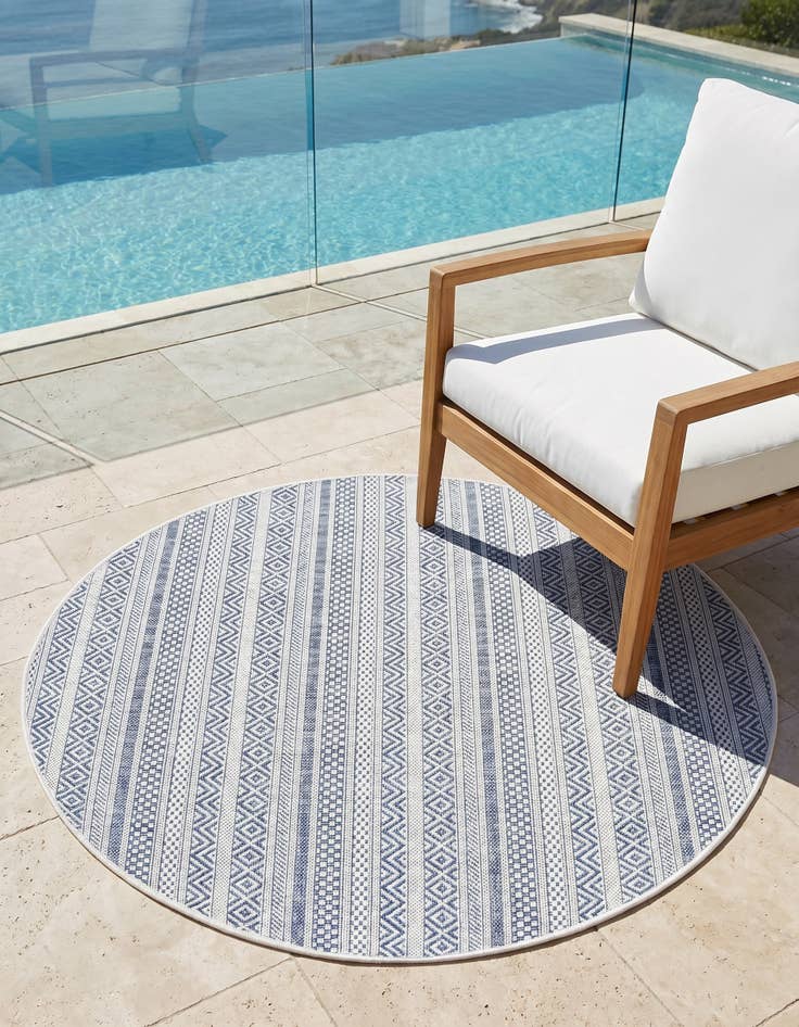 Detail image of 4' x 4' Easy-Clean Striped Indoor / Outdoor Round Rug