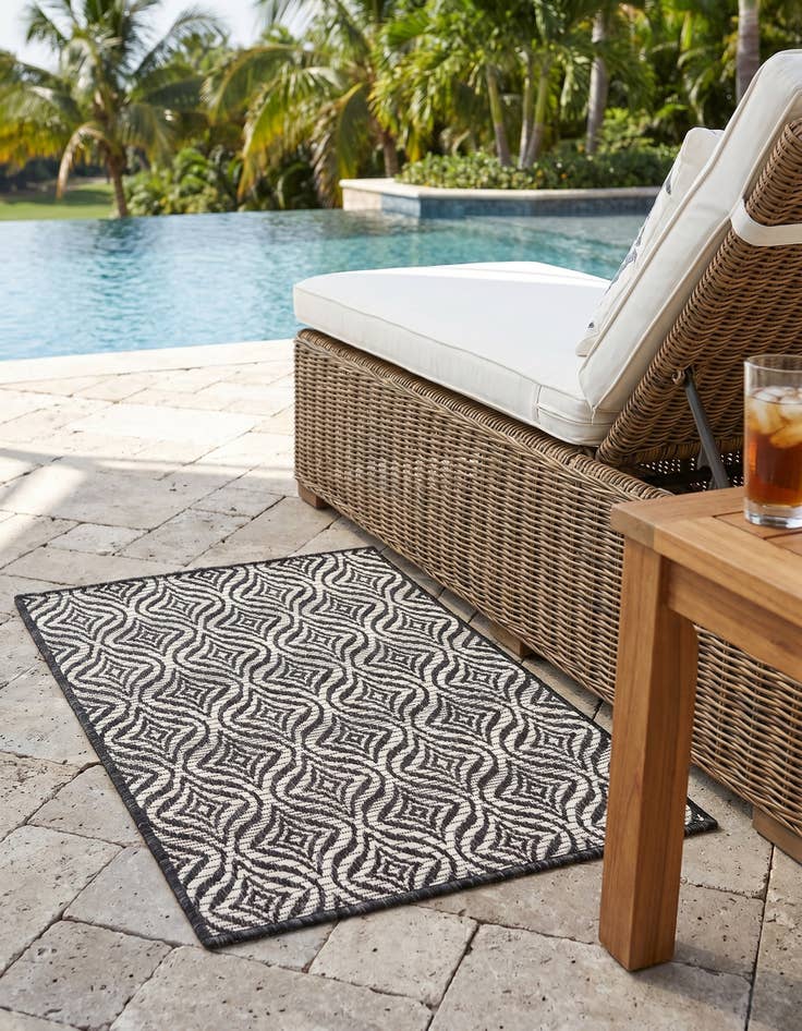 Detail image of 2' x 3' Easy-Clean Trellis Indoor / Outdoor Rug