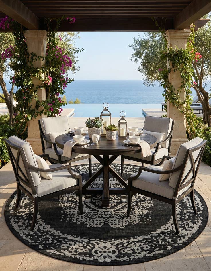 Detail image of 7' 10 x 7' 10 Easy-Clean Traditional Indoor / Outdoor Round Rug