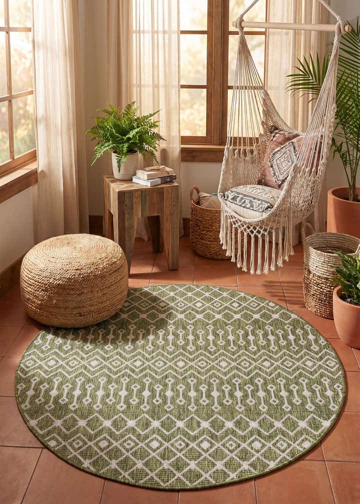 5' 3 x 5' 3 Easy-Clean Lattice Indoor / Outdoor Round Rug