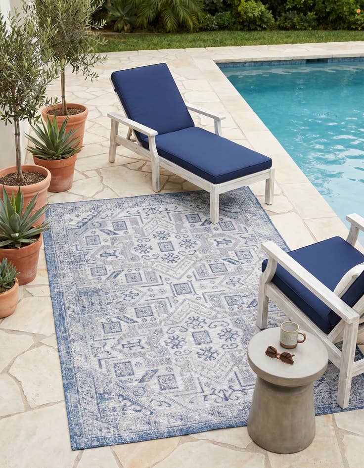 Detail image of 5' 3 x 8' Easy-Clean Aztec Indoor / Outdoor Rug