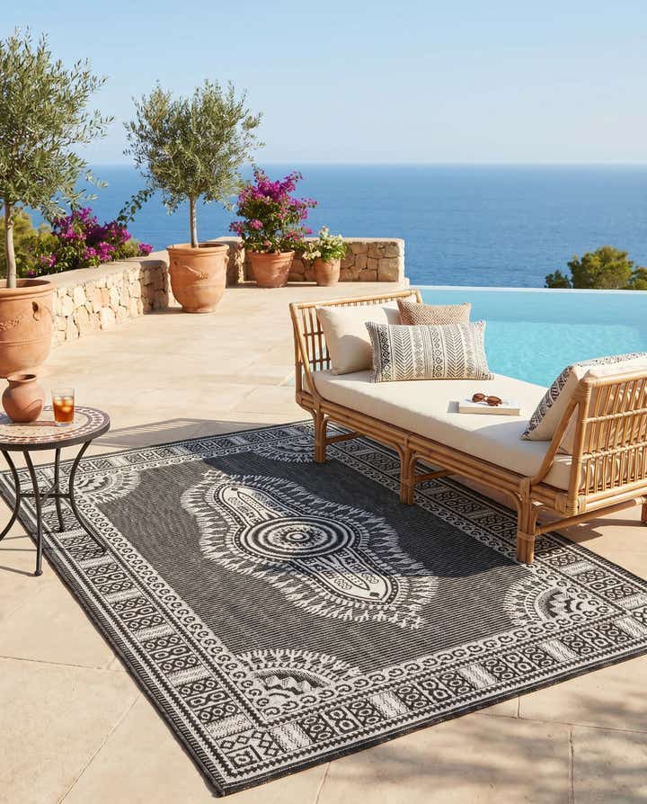 4' x 6' Easy-Clean Traditional Indoor / Outdoor Rug