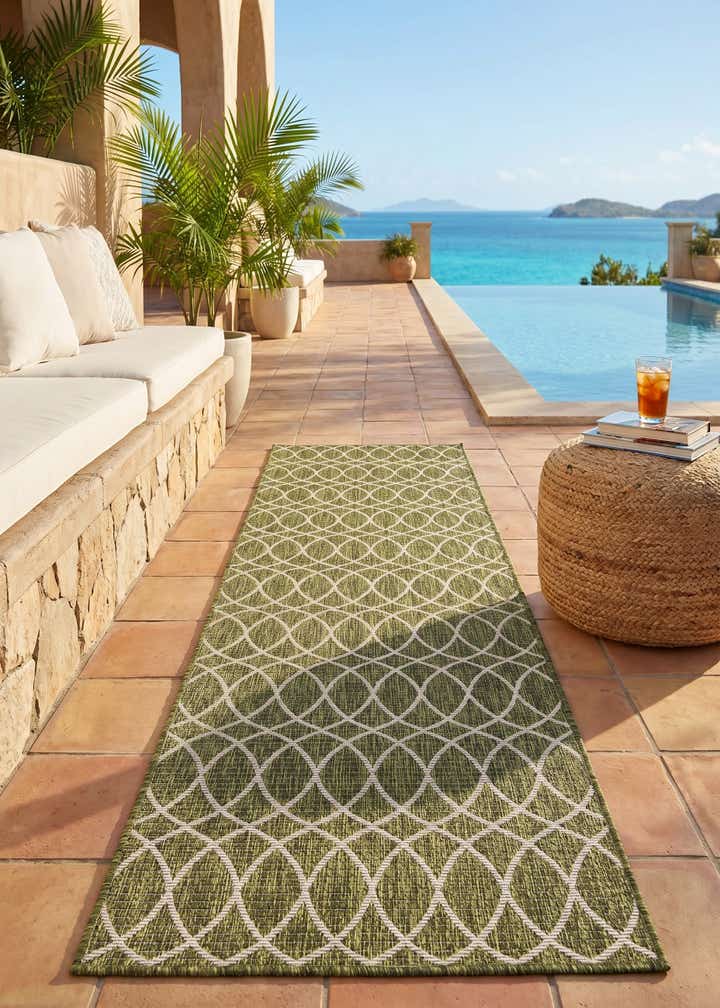 2' 7 x 10' Easy-Clean Trellis Indoor / Outdoor Runner Rug